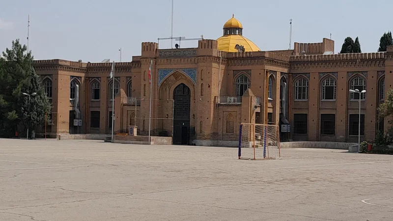 دبیرستان پسرانه هیات‎امنایی ماندگار البرز