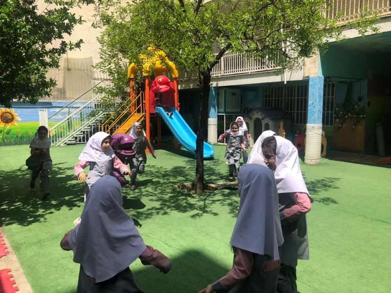 محیط صمیمی و دوستانه در مدرسه