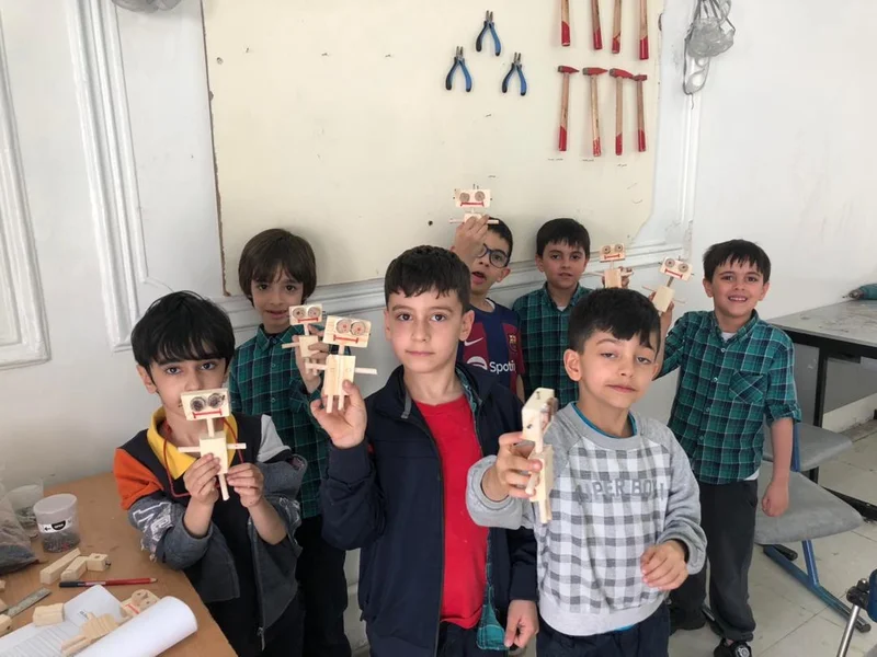مهارت آموزی دانش آموزان دبستانی از طریق نجاری