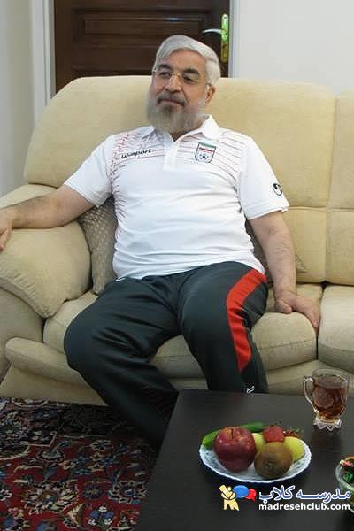 حسن روحانی, رئیس جمهور ایران در حال دیدن فوتبال ایران در جام جهانی 2014 در منزلش