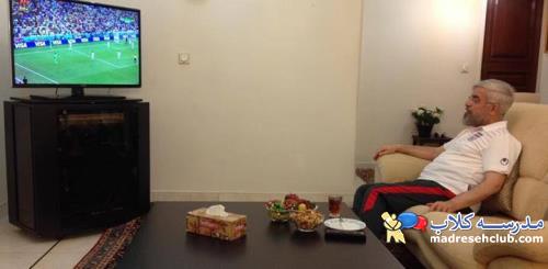 حسن روحانی, رئیس جمهور ایران در حال دیدن فوتبال ایران در جام جهانی 2014 در منزلش