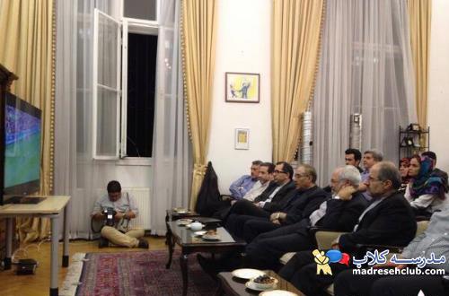 حسن روحانی, رئیس جمهور ایران در حال دیدن فوتبال ایران در جام جهانی 2014 در منزلش