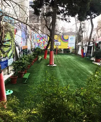 مدرسه مهرآیین، فضاي مناسب و سبز برای اوغات فراقت مدرسه دخترانه مهرآيين زعفرانيه