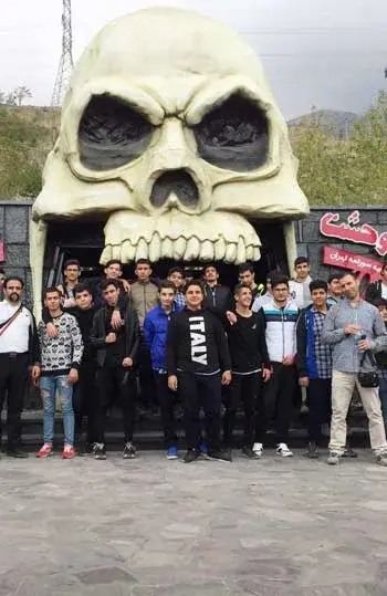 مدرسه فنی حرفه ای دارالفنون، عکس یادگاری در پارک وحشت هنرجویان  هنرستان فنی و حرفه ای پسرانه دارالفنون منطقه 4