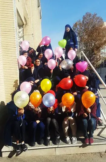 مدرسه زینبیه، عکس دوستانه در دبیرستان غیردولتی دخترانه زینبیه منطقه 4
