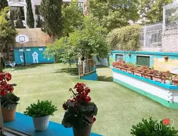 مدرسه مهرآسا، حیاط مدرسه ی دخترانه ی مهرآسا