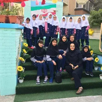 مدرسه مهرآسا، عکس یادگاری دانش آموزان با معاون مدرسه ی مهرآسا