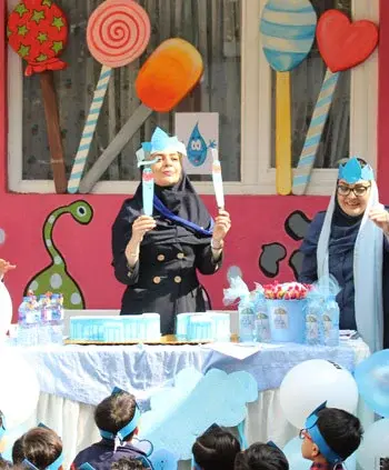 مدرسه  سلام یاسین، تصویری از جشن آب و نمایش با کاراکترهایی که پسرانمان دوست دارند