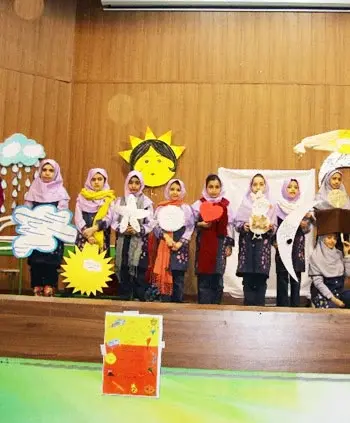 مدرسه سفیران پردیس، نمایش