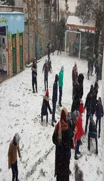 مدرسه راه امیرکبیر، عکس از برف بازی دانش آموزان دبیرستان دوره اول پسرانه راه امیر کبیر در حیاط مدرسه زمستان سال گذشته