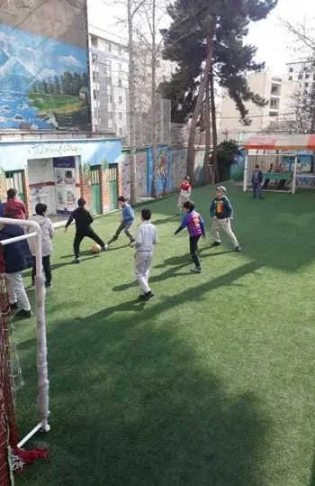 مدرسه راه امیرکبیر، عکس دانش آموزان دبیرستان دوره اول راه امیرکبیر در حیاط مدرسه