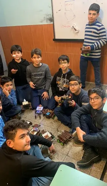مدرسه راه امیرکبیر، عکس دانش آموزان دبیرستان دوره اول راه امیر کبیر در کلاس رباتیک