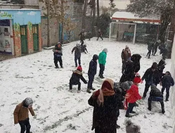 مدرسه راه امیرکبیر، عکس از برف بازی دانش آموزان دبستان پسرانه راه امیر کبیر در حیاط مدرسه زمستان سال گذشته