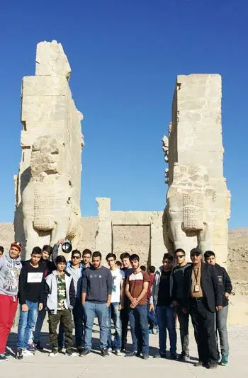 مدرسه فنی حرفه ای بهان تکنیک، عکس دست جمعی دانش آموزان هنرستان پسرانه بهان تکنیک منطقه 5 در تخت جمشید