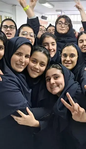 مدرسه علامه طباطبایی واحد یوسف آباد، دبیرستان علامه طباطبایی یوسف آباد معتقد است، شادی نقش مهمی در رفاه کلی، موفقیت تحصیلی و تعاملات اجتماعی آنها دارد.
