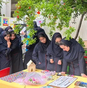 مدرسه آلا، برگزاری نمایشگاه ها توسط دانش آموزان دبیرستان آلا