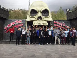 مدرسه فنی حرفه ای دارالفنون، عکس یادگاری در پارک وحشت هنرجویان ه هنرستان فنی و حرفه ای پسرانه دارالفنون منطقه 4