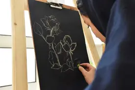 مدرسه مهرآیین، طراحی گچ بر روی تخته سیاه