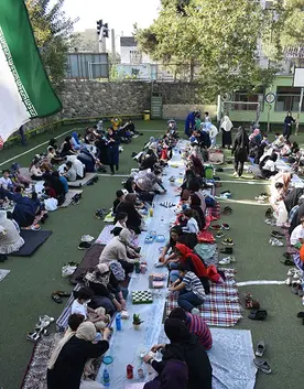 مدرسه فرهنگ، صبحانه دسته‌جمعی  در حیاط مدرسه فرهنگ