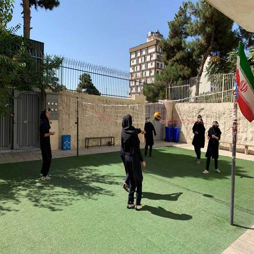 مدرسه صدرا نوین، حیاط دبیرستان صدرا امکان فعالیت بدنی را به دانش آموزان می دهد