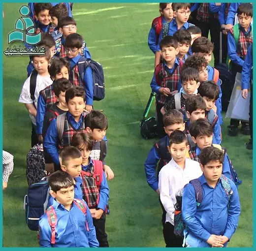 مدرسه علامه طباطبایی (ونک)، تصویر دانش آموزان علامه طباطبایی واحد ونک در حیاط مدرسه