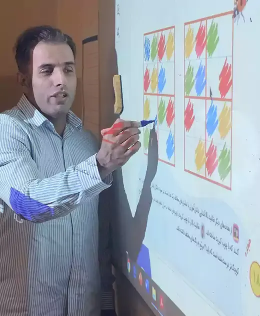 مدرسه طلایه داران ، تخته هوشمند و هنر تدریس معلم؛ ترکیبی برای یادگیری بهتر در دبستان پسرانه طلایه داران