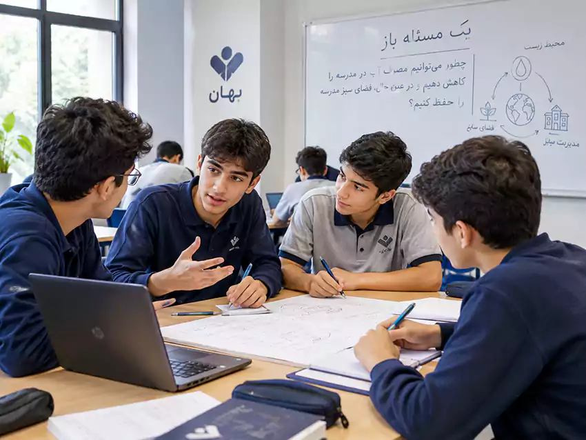 دانشآموزان دبیرستان پسرانه در حال گفتوگو و کار گروهی روی یک مسئله باز در کلاس